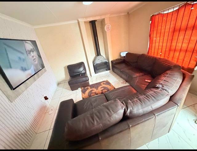 3 BEDROOM HOUSE FOR SALE IN VANDERBIJLPARK CE 3